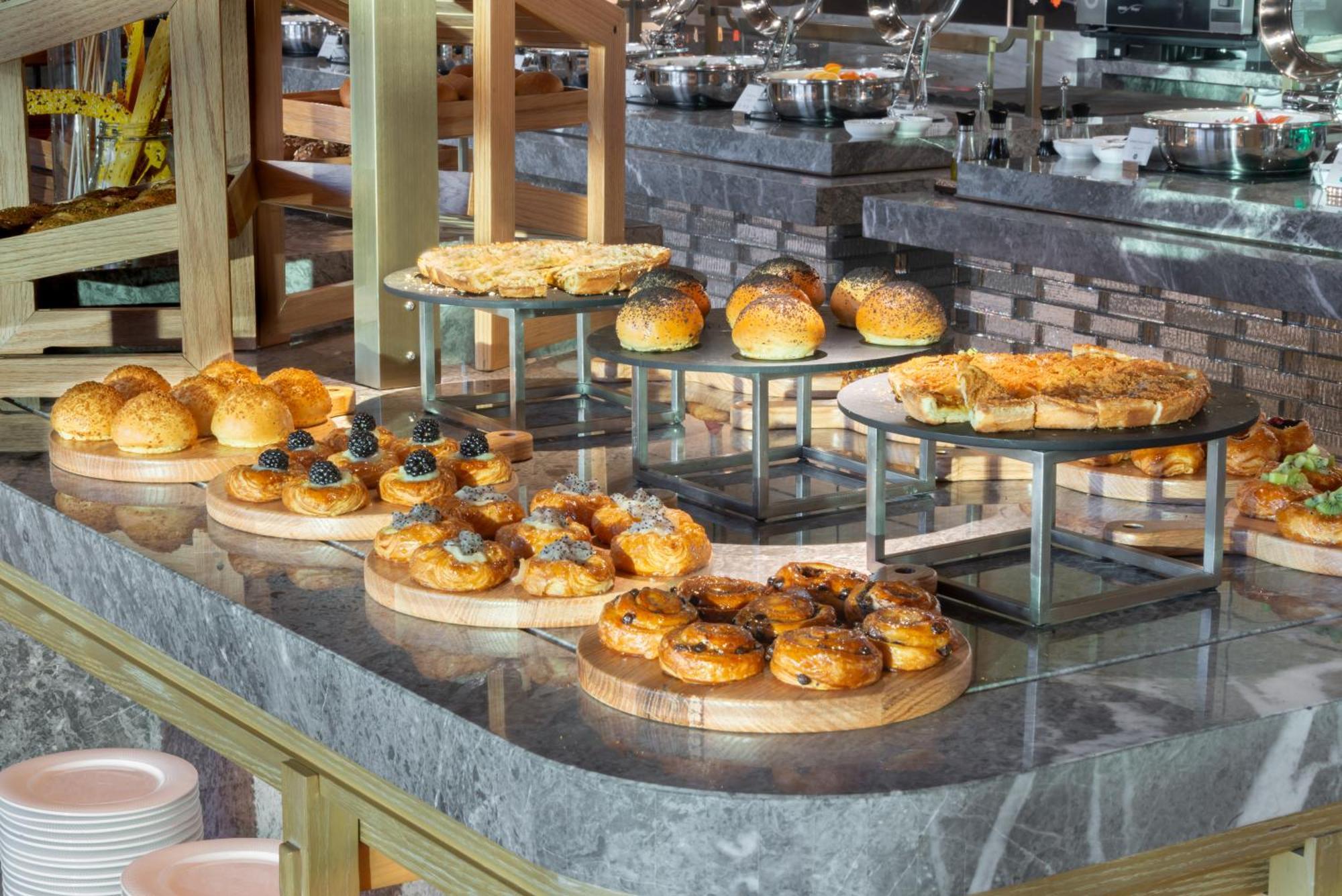 Narcissus The Royal Hotel Riyadh Exteriör bild A selection of pastries